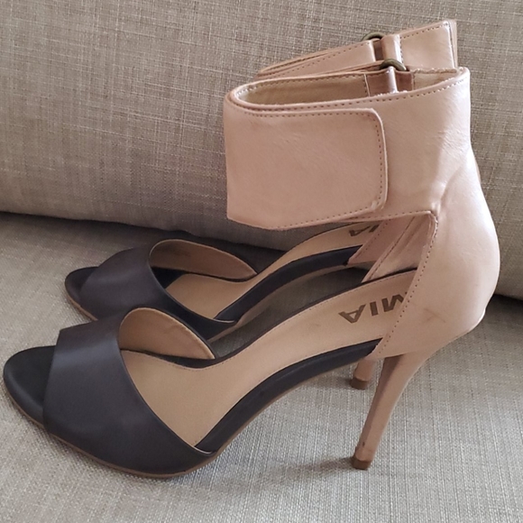 Heels - Picture 2 of 4